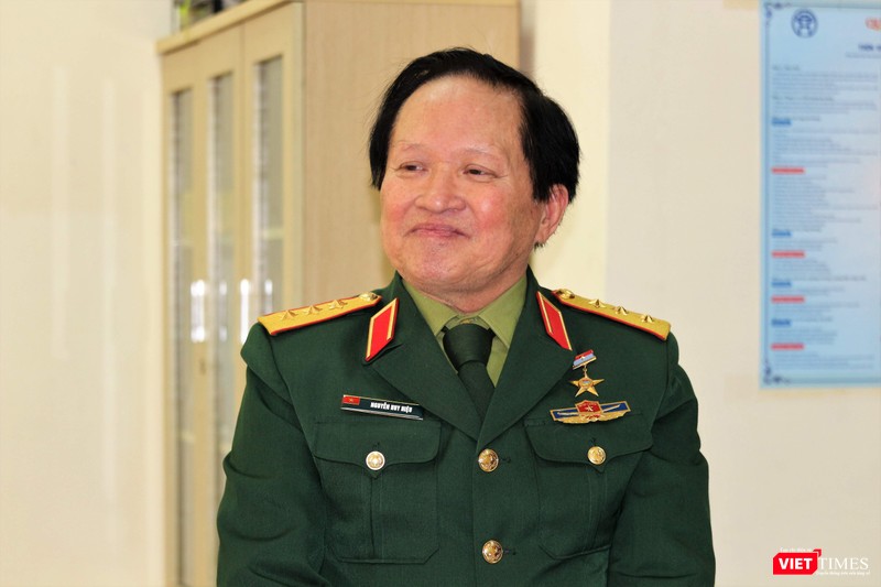 Thượng tướng Nguyễn Huy Hiệu chia sẻ về quá trình tiếp cận nguồn tư liệu để phát triển công trình sách "Ký ức người lính". Thượng tướng Nguyễn Huy Hiệu chia sẻ về quá trình tiếp cận nguồn tư liệu để phát triển công trình sách "Ký ức người lính".