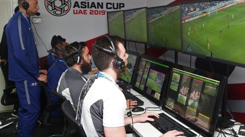 Bộ 3 thành viên trong đội ngũ sử dụng VAR. Ảnh: AFC Asian Cup Bộ 3 thành viên trong đội ngũ sử dụng VAR. Ảnh: AFC Asian Cup