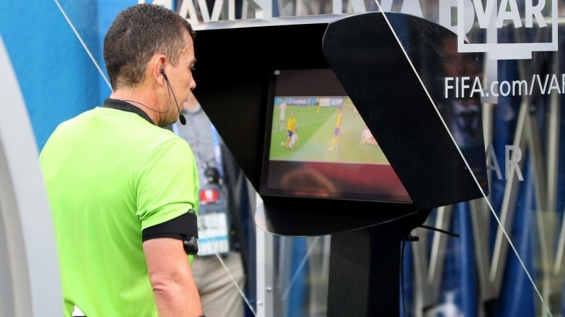 Trọng tài chính nhờ đến sự trợ giúp của VAR tại World Cup 2018. Ảnh: OG Trọng tài chính nhờ đến sự trợ giúp của VAR tại World Cup 2018. Ảnh: OG