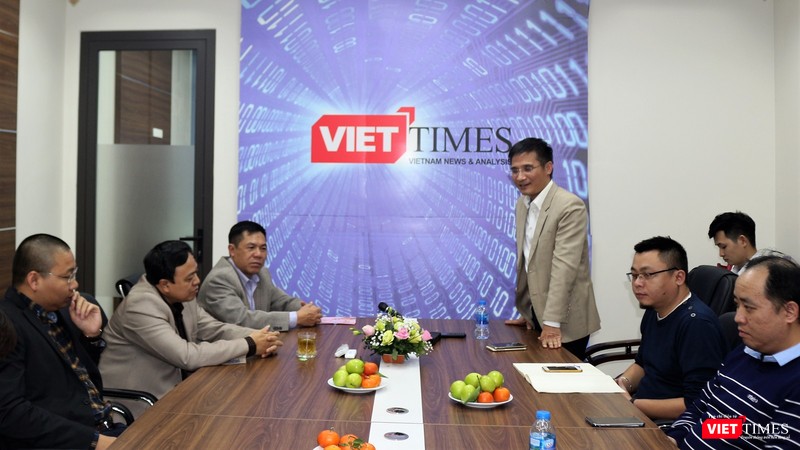 Nhà báo Đinh Văn Hải biểu dương các cá nhân xuất sắc tại Buổi Tổng kết hoạt động của VietTimes trong năm 2018