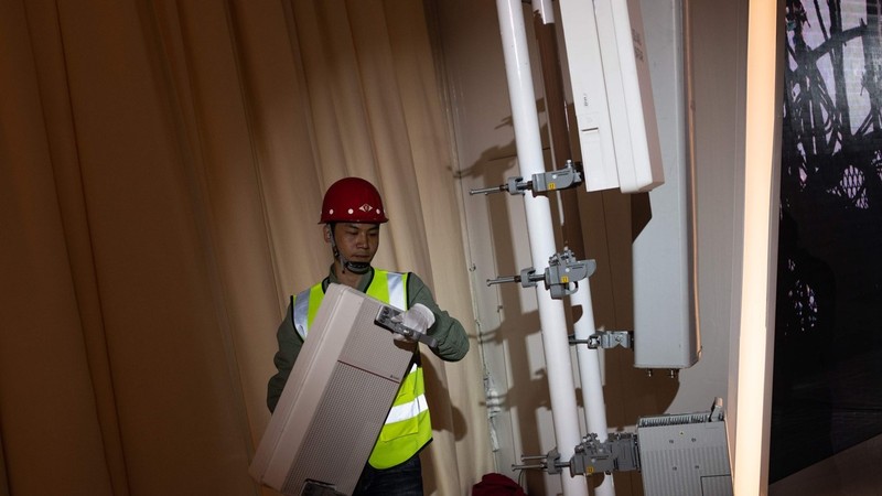 Nhân viên của Huawei trong quá trình thi công mạng 5G thử nghiệm tại Bắc Kinh. Ảnh: SCMP Nhân viên của Huawei trong quá trình thi công mạng 5G thử nghiệm tại Bắc Kinh. Ảnh: SCMP