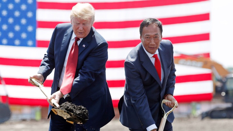 Tổng thống Mỹ Donald Trump và Chủ tịch Foxconn Terry Gou tại lễ động thổ "Dự án 686" xây dựng nhà máy tại Wisconsin. Ảnh: NAR