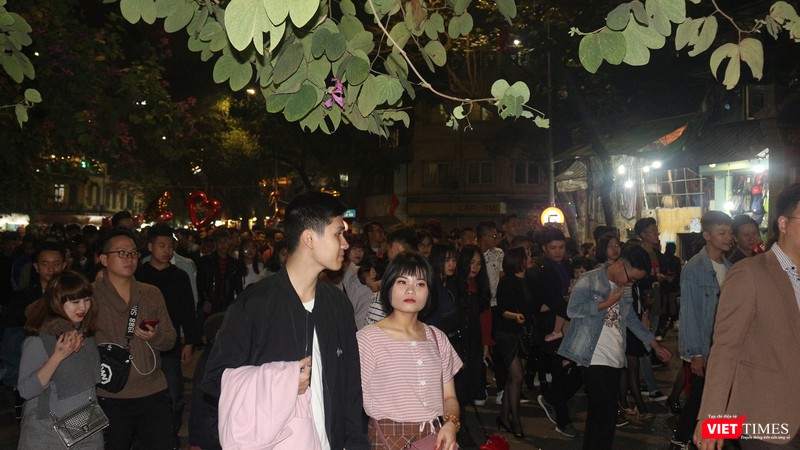 Càng về đêm lượng người đổ về Hồ Hoàn Kiếm càng đông. Càng về đêm lượng người đổ về Hồ Hoàn Kiếm càng đông.