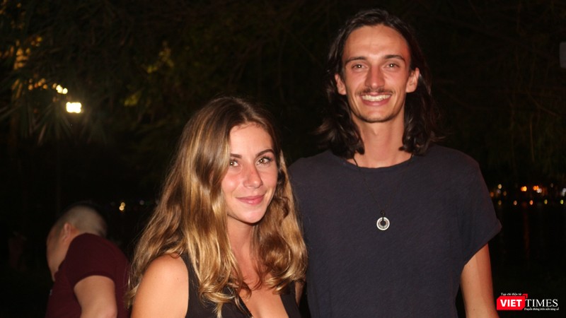 "Không khí Tết tại Việt Nam rất đặc biệt. Tết đem lại cảm giác ấm cúng, đưa bạn bè và gia đình xích lại gần nhau hơn", một cặp đôi người Pháp hân hoan nói với VietTimes. "Không khí Tết tại Việt Nam rất đặc biệt. Tết đem lại cảm giác ấm cúng, đưa bạn bè và gia đình xích lại gần nhau hơn", một cặp đôi người Pháp hân hoan nói với VietTimes.