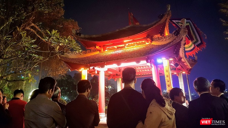 Người dân háo hức theo dõi chương trình văn nghệ tại Đền Ngọc Sơn. Người dân háo hức theo dõi chương trình văn nghệ tại Đền Ngọc Sơn.