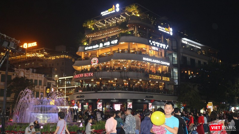 Phố đi bộ, đặc biệt là khu vực Đài phun nước Bờ hồ rất đông người qua lại. Phố đi bộ, đặc biệt là khu vực Đài phun nước Bờ hồ rất đông người qua lại.