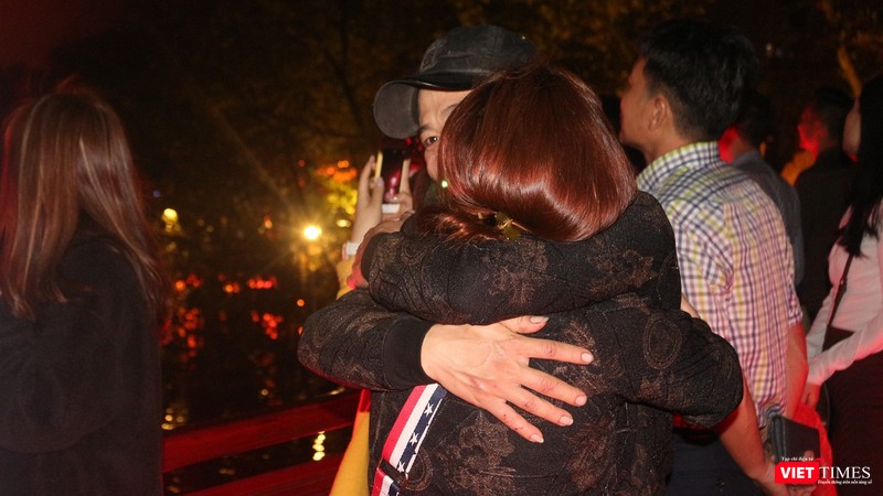 Một cặp vợ chồng không ngần ngại thể hiện tình cảm trong thời khắc thiêng liêng này. Một cặp vợ chồng không ngần ngại thể hiện tình cảm trong thời khắc thiêng liêng này.