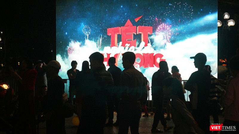 Khu vực màn hình lớn bên Hồ Hoàn Kiếm. Khu vực màn hình lớn bên Hồ Hoàn Kiếm.