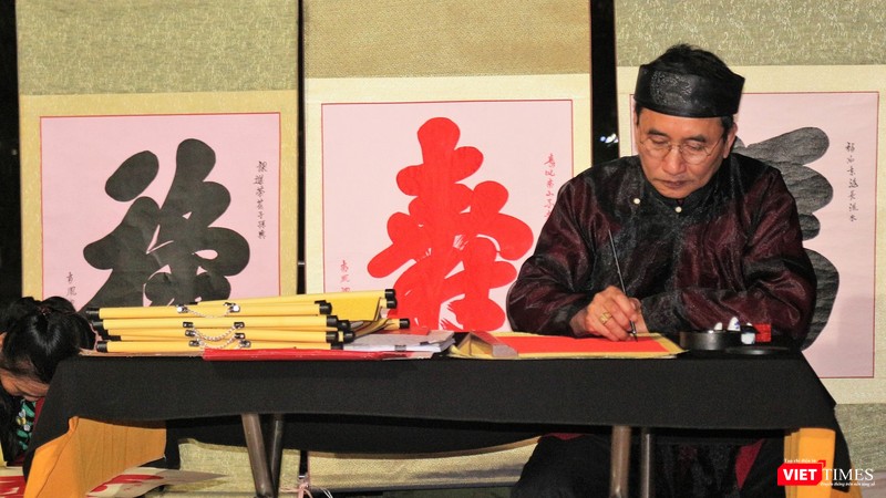 Một thoáng không khí Tết xưa trở về với hình ảnh ông đồ cho chữ. Một thoáng không khí Tết xưa trở về với hình ảnh ông đồ cho chữ.