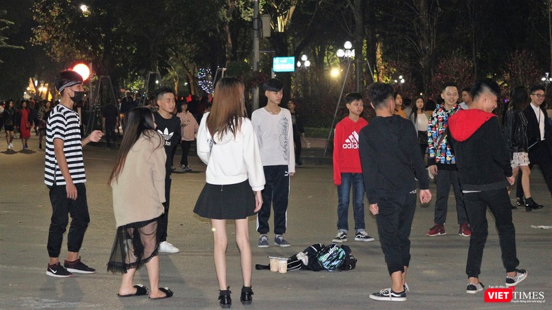 Các bạn trẻ vui vẻ chơi đá cầu. Các bạn trẻ vui vẻ chơi đá cầu.