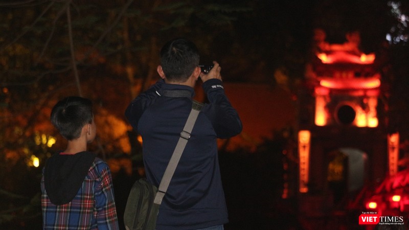 Người dân chụp hình lưu niệm tại Hồ Hoàn Kiếm. Người dân chụp hình lưu niệm tại Hồ Hoàn Kiếm.