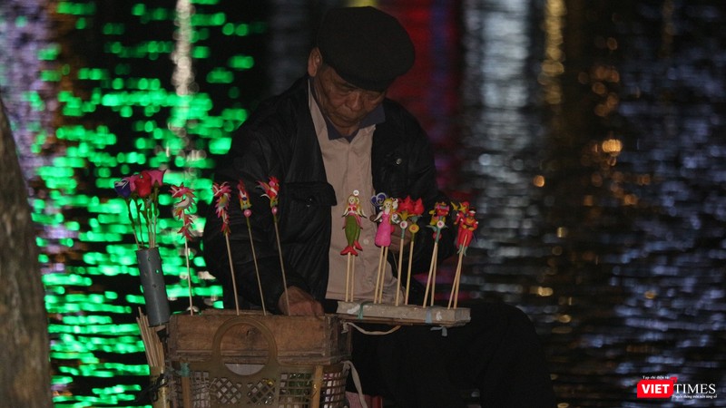 Tò he, món đồ chơi tưởng chừng như đã bị lãng quên. Tò he, món đồ chơi tưởng chừng như đã bị lãng quên.