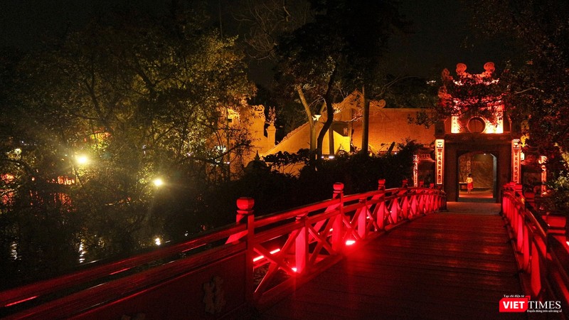 Cầu Thê Húc và đền Ngọc Sơn rực rỡ trong đêm. Cầu Thê Húc và đền Ngọc Sơn rực rỡ trong đêm.
