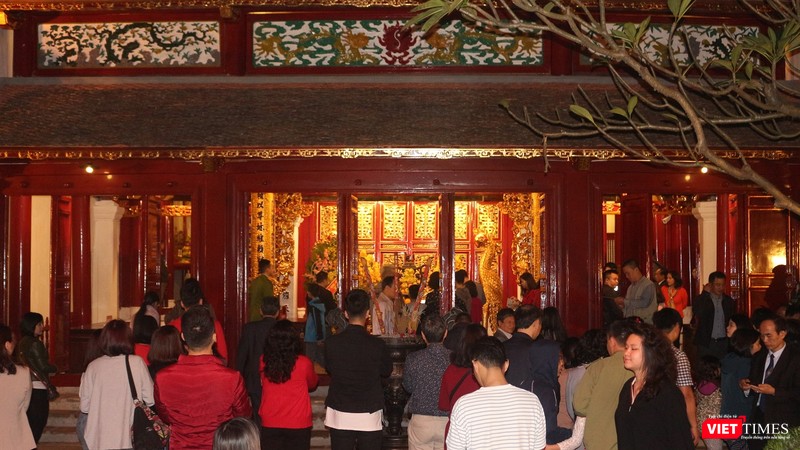 Sau màn pháo hoa, người dân bắt đầu đổ về các đền chùa đề thắp hương và cầu chúc cho một năm mới may mắn, bình an, vạn sự như ý.. Sau màn pháo hoa, người dân bắt đầu đổ về các đền chùa đề thắp hương và cầu chúc cho một năm mới may mắn, bình an, vạn sự như ý..