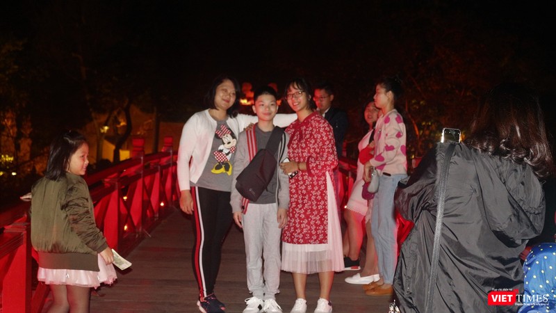 Một vài gia đình tranh thủ ra ngoài để chụp hình lưu niệm. Một vài gia đình tranh thủ ra ngoài để chụp hình lưu niệm.