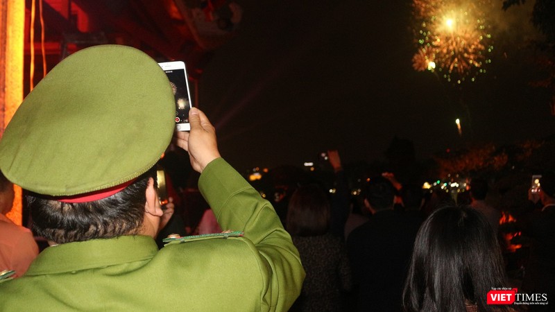 Một chiến sĩ Công An làm nhiệm vụ trong đêm Giao thừa cũng tranh thủ quay lại một đoạn video làm kỷ niệm. Một chiến sĩ Công An làm nhiệm vụ trong đêm Giao thừa cũng tranh thủ quay lại một đoạn video làm kỷ niệm.