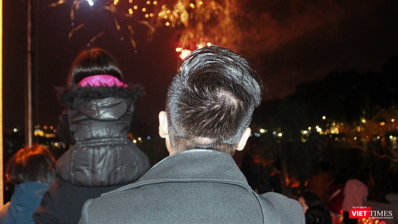 Cha cõng con gái xem pháo hoa. Cha cõng con gái xem pháo hoa.