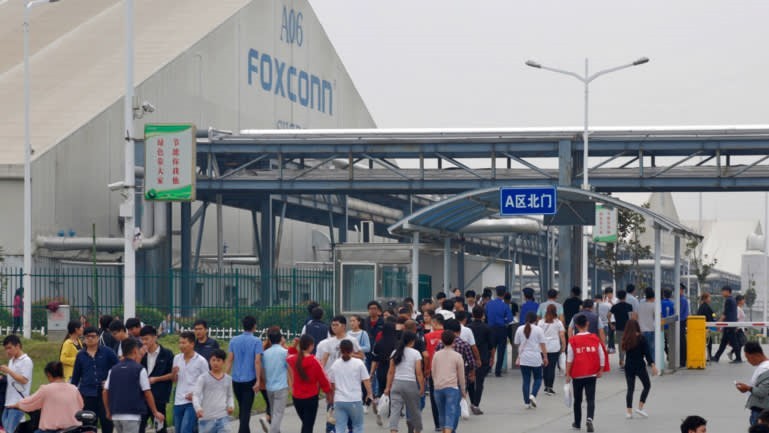 Nhà máy gia công cho Apple của Foxconn tại Trịnh Châu nhận được sự ưu ái lớn từ chính quyền địa phương. Ảnh: AP Nhà máy gia công cho Apple của Foxconn tại Trịnh Châu nhận được sự ưu ái lớn từ chính quyền địa phương. Ảnh: AP