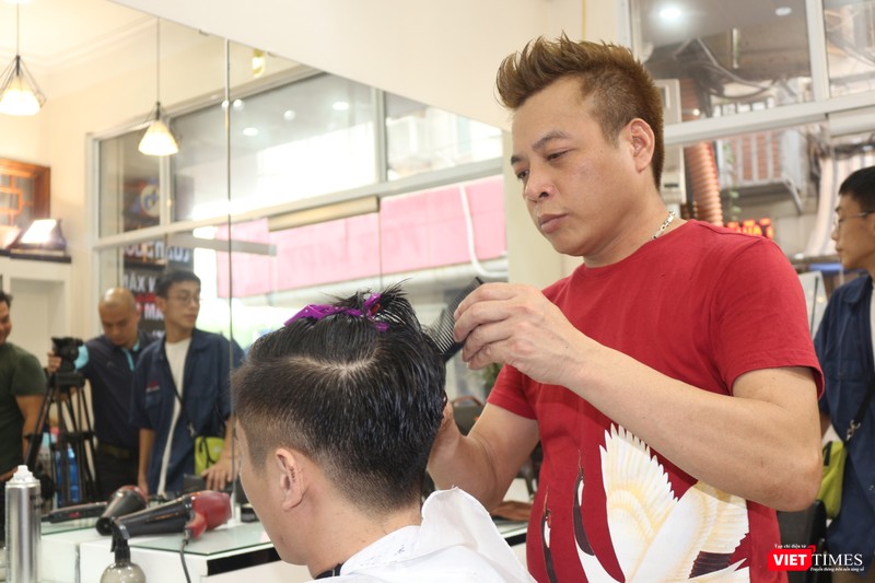 Anh Tuấn Dương chỉ mất khoảng 15-20 phút để hoàn thành kiểu đầu tương tự Chủ tịch Triều Tiên Kim Jong Un.