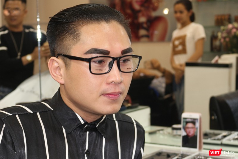 Nam ca sĩ Du Thiên cũng tham gia chương trình cắt tóc miễn phí tại đây.