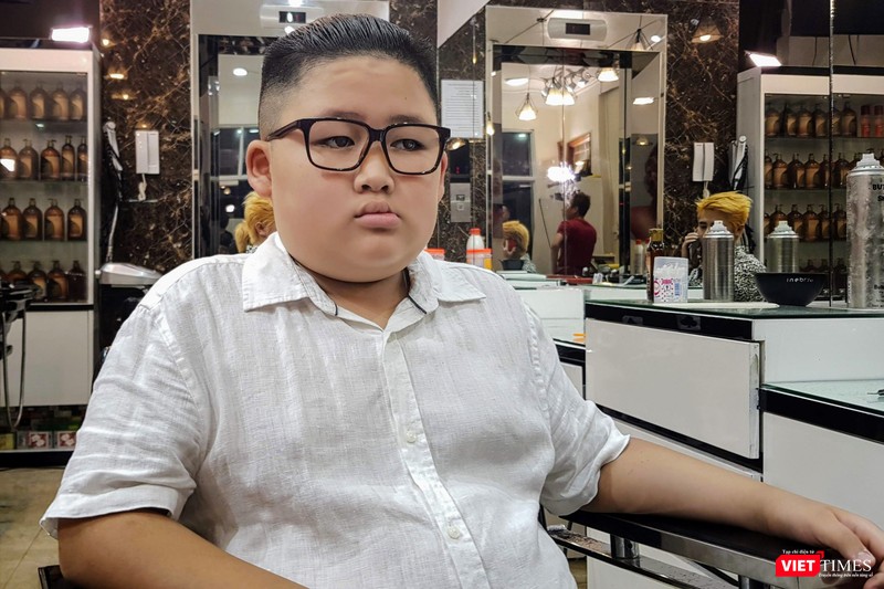 Tô Gia Huy, 9 tuổi: “Cắt xong kiểu đầu này, con rất vui vì trông giống Chủ tịch Triều Tiên Kim Jong Un”. Cậu bé tự tin giải thích: “Tại vi trong lớp không ai béo giống con”.