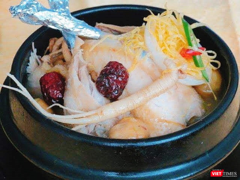 Gà tần sâm đặc trưng của Triều Tiên. Thành phần bao gồm gà, hạt dẻ, táo tầu, một củ sâm nhỏ và gạo nếp. Gà tần sâm đặc trưng của Triều Tiên. Thành phần bao gồm gà, hạt dẻ, táo tầu, một củ sâm nhỏ và gạo nếp.