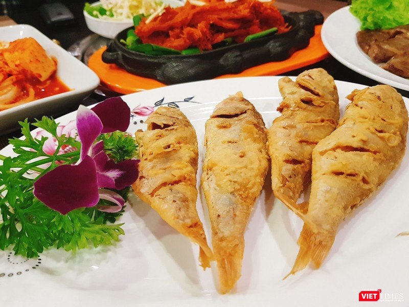 Một món cá sông nướng với nguyên liệu từ Triều Tiên. Thịt cá ngọt và ít xương dăm. Một món cá sông nướng với nguyên liệu từ Triều Tiên. Thịt cá ngọt và ít xương dăm.