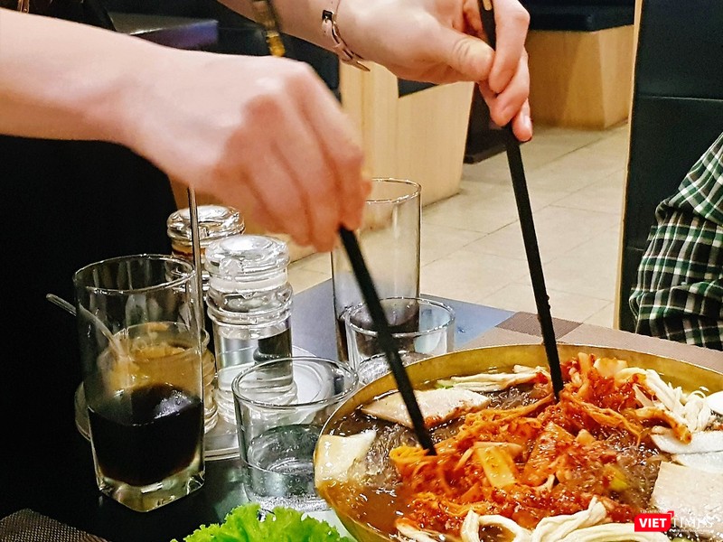 Đối với một số món có cách ăn cầu kỳ, bạn sẽ được nhân viên tới và phục vụ ngay tại bàn. Đối với một số món có cách ăn cầu kỳ, bạn sẽ được nhân viên tới và phục vụ ngay tại bàn.