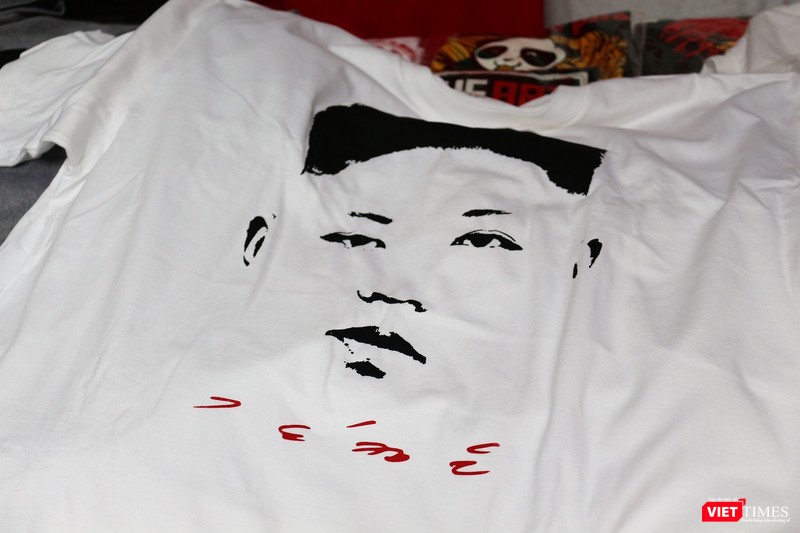Một mẫu áo in hình Chủ tịch Triều Tiên Kim Jong Un do ông Trương Thanh Đức tự thiết kế. Một mẫu áo in hình Chủ tịch Triều Tiên Kim Jong Un do ông Trương Thanh Đức tự thiết kế.