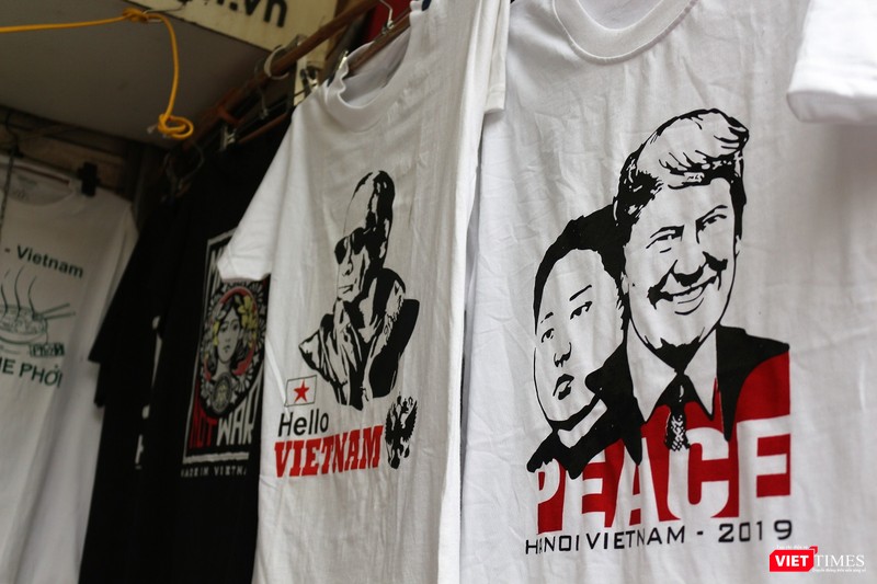 Một mẫu áo của ông Đức nhắn gửi thông điệp vô cùng ý nghĩa: "Chúng ta tạo nên hòa bình, không phải là chiến tranh". Một mẫu áo của ông Đức nhắn gửi thông điệp vô cùng ý nghĩa: "Chúng ta tạo nên hòa bình, không phải là chiến tranh".