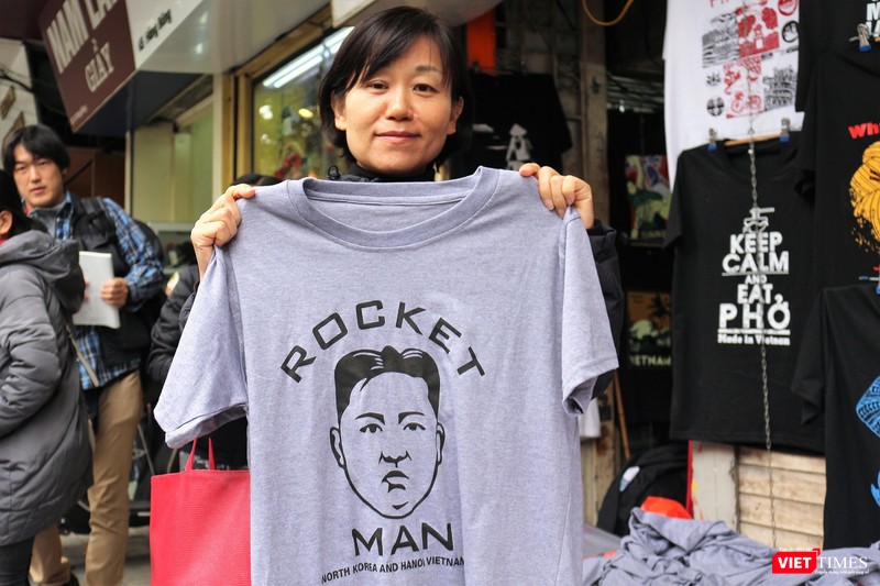 Bà Noriko (Nhật Bản) rất thích những chiếc áo in hình ông Kim Jong Un Bà Noriko (Nhật Bản) rất thích những chiếc áo in hình ông Kim Jong Un