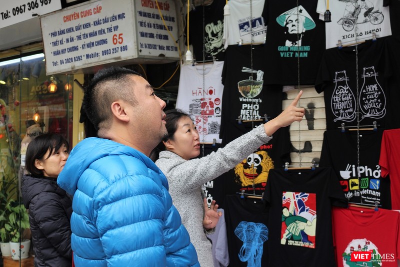 Vợ chồng ông Kimura (Nhật Bản) đã mua 4 chiếc áo để làm kỷ niệm cho chuyến du lịch Việt Nam. Ông Kimura cho rằng chúng có thiết kế khá đẹp và sẽ là món quà ý nghĩa cho bạn bè và người thân khi ông về nước. Vợ chồng ông Kimura (Nhật Bản) đã mua 4 chiếc áo để làm kỷ niệm cho chuyến du lịch Việt Nam. Ông Kimura cho rằng chúng có thiết kế khá đẹp và sẽ là món quà ý nghĩa cho bạn bè và người thân khi ông về nước.