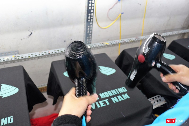 Sau khi in áo nhân viên sẽ dùng máy sấy để mực khô nhanh hơn. Sau khi in áo nhân viên sẽ dùng máy sấy để mực khô nhanh hơn.