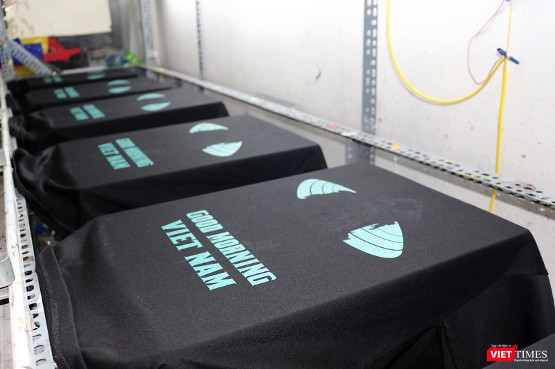 Theo ông Đức, công đoạn khó khăn nhất là thiết kế bởi phải phải biết đôi chút về đồ họa. Theo ông Đức, công đoạn khó khăn nhất là thiết kế bởi phải phải biết đôi chút về đồ họa.