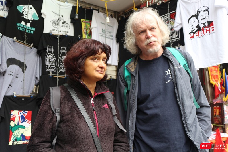 Vợ chồng nhà báo người Đức Micheal Augustin đã tranh thủ thời rảnh để ghé qua cửa hàng của ông Trương Thanh Đức. Vợ chồng nhà báo người Đức Micheal Augustin đã tranh thủ thời rảnh để ghé qua cửa hàng của ông Trương Thanh Đức.