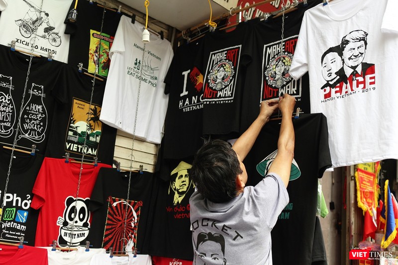 Những sản phẩm mới ra lò được ông Đức tự tay đem xuống và treo lên giá. Những sản phẩm mới ra lò được ông Đức tự tay đem xuống và treo lên giá.