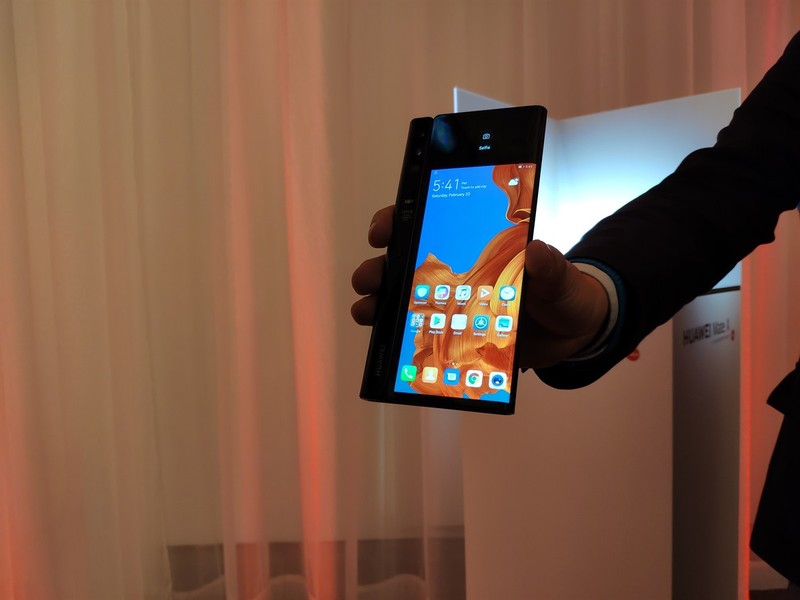 Đây là mặt có kích cỡ 6.4 inch. Phần màn hình của Huawei Mate X lộ ra ngoài khi gập. Ảnh: xda-developers Đây là mặt có kích cỡ 6.4 inch. Phần màn hình của Huawei Mate X lộ ra ngoài khi gập. Ảnh: xda-developers