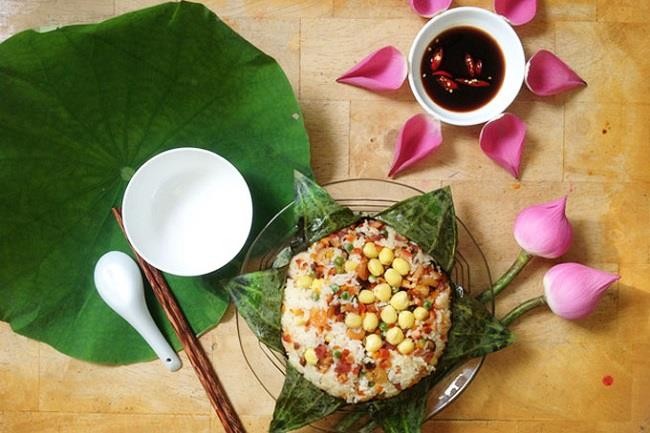 Cơm nếp và tôm hấp trong lá sen. Ảnh minh họa: Cooky