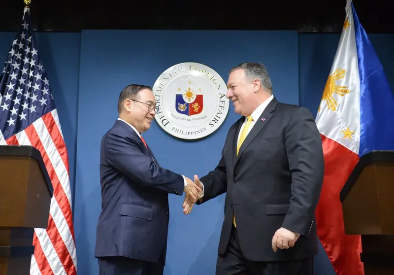Bộ trưởng Ngoại giao Philippines Teodoro Locsin (trái) bắt tay với Ngoại trưởng Mỹ Michael Pompeo (phải) sau cuộc họp báo chung tại văn phòng đối ngoại ở Manila. Ảnh: CNET Bộ trưởng Ngoại giao Philippines Teodoro Locsin (trái) bắt tay với Ngoại trưởng Mỹ Michael Pompeo (phải) sau cuộc họp báo chung tại văn phòng đối ngoại ở Manila. Ảnh: CNET