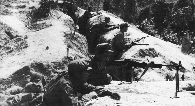 Quân đội Trung Quốc với tiểu liên và súng máy trong chiến tranh biên giới.
