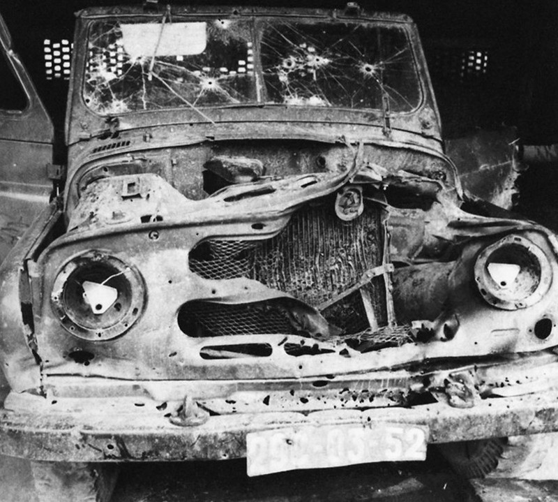 Xe Jeep chở nhà báo Takano bị phá hủy hoàn toàn.