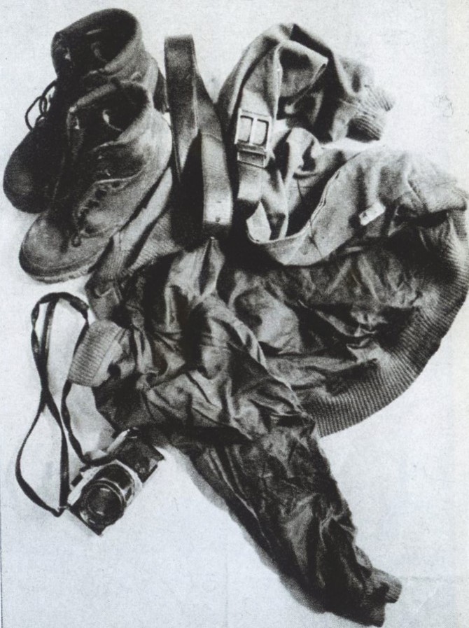 Di vật của nhà báo Takano, bao gồm: Quần áo, giày và máy ảnh.