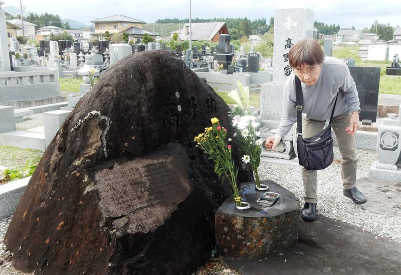 Con gái ông Takano Isao tới thắp hương tại mộ cha mình ở Nhật Bản.