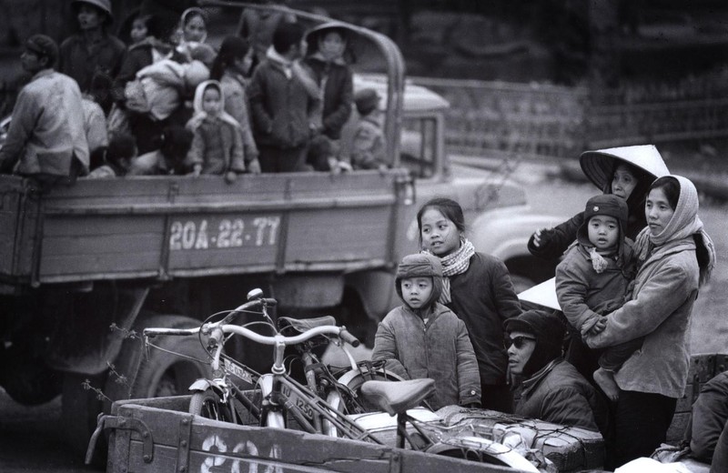 Phụ nữ và trẻ em sơ tán khỏi thị trấn để tránh các cuộc tấn công của quân đội Trung Quốc.