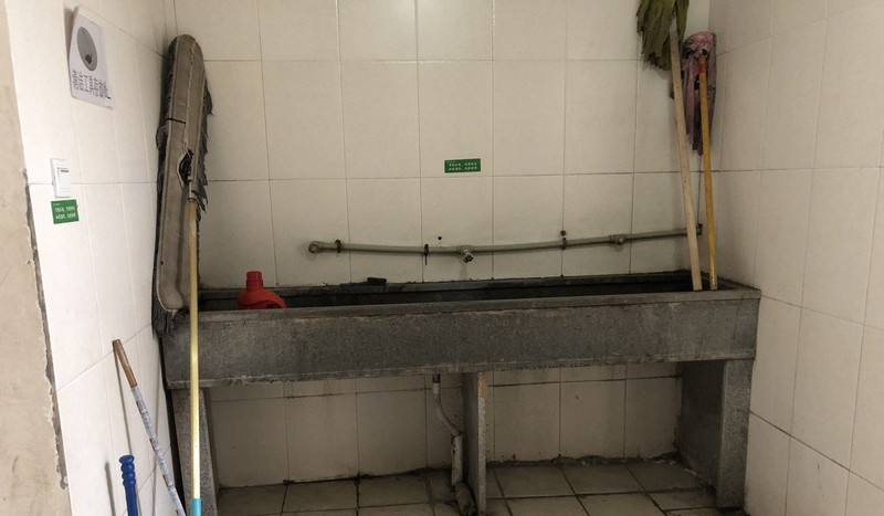 Khu vực giặt tay tồi tàn của công nhân nhà máy Foxconn Trịnh Châu. Ảnh: SCMP Khu vực giặt tay tồi tàn của công nhân nhà máy Foxconn Trịnh Châu. Ảnh: SCMP