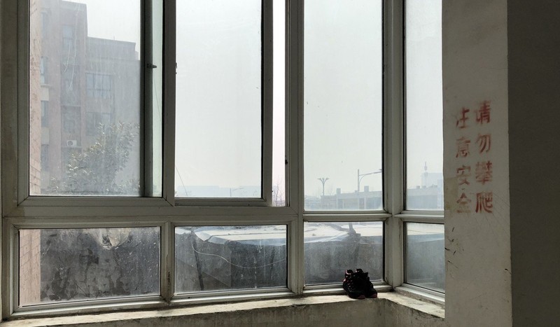 Dòng chữ cảnh báo cấm leo trèo sơn cạnh các ban công tại khu ký túc Yukang. Ảnh: SCMP Dòng chữ cảnh báo cấm leo trèo sơn cạnh các ban công tại khu ký túc Yukang. Ảnh: SCMP