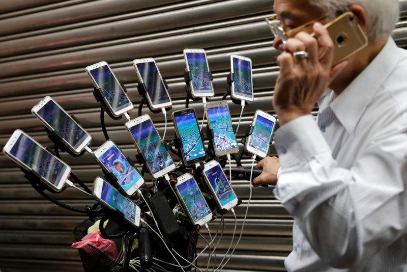 Ông Chen và dàn 21 chiếc smartphone chuyên dụng để săn Pokémon. Ảnh: StraitTimes Ông Chen và dàn 21 chiếc smartphone chuyên dụng để săn Pokémon. Ảnh: StraitTimes