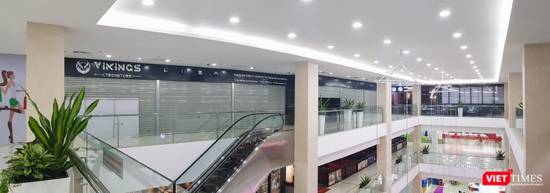 Tất cả cửa hàng và phòng game Viking tại tầng 5 TTTM Mac Plaza (Số 10 Trần Phú) đóng cửa im lìm trong ngày 16-3. Tất cả cửa hàng và phòng game Viking tại tầng 5 TTTM Mac Plaza (Số 10 Trần Phú) đóng cửa im lìm trong ngày 16-3.