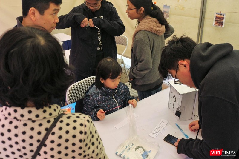 Một bạn nhỏ vui vẻ tham gia trò chơi giải đó tại The Hidden Book: Nghìn lẻ một đêm. Một bạn nhỏ vui vẻ tham gia trò chơi giải đó tại The Hidden Book: Nghìn lẻ một đêm.