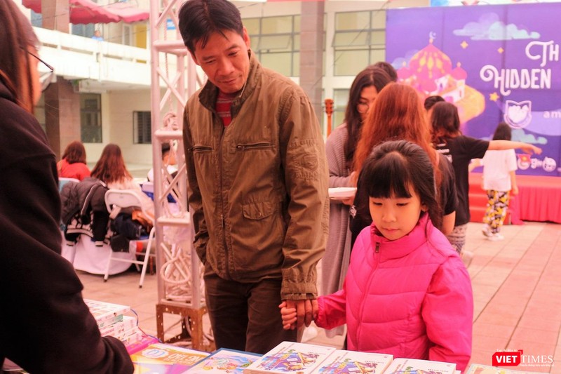Anh Tuấn (Hà Nội) cho biết con gái anh rất thích thú với những đầu sách thiếu nhi tại The Hidden Book: Nghìn lẻ một đêm Anh Tuấn (Hà Nội) cho biết con gái anh rất thích thú với những đầu sách thiếu nhi tại The Hidden Book: Nghìn lẻ một đêm